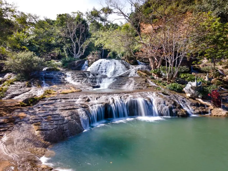 Air terjun jernih di tengah hutan tempat keluarga bermain air