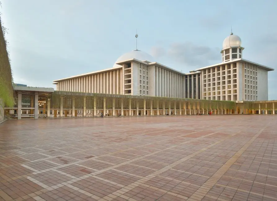 Masjid Raya Sultan Riau di sore hari, dengan sinar jingga di kubahnya